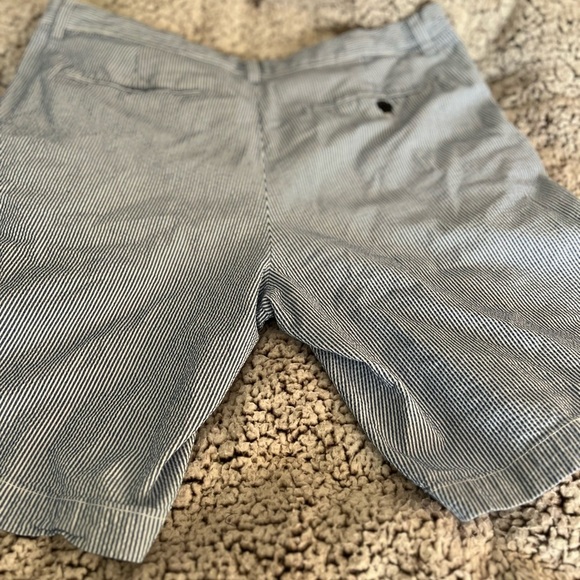 Banana Republic men’s pinstripes seersucker shorts.  Men’s 34 - Picture 3 of 4